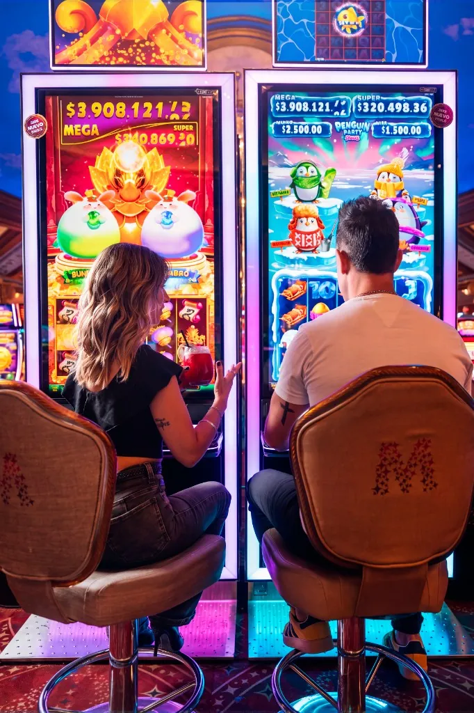 Personas jugando en las slots de Casino Arena Maipú
